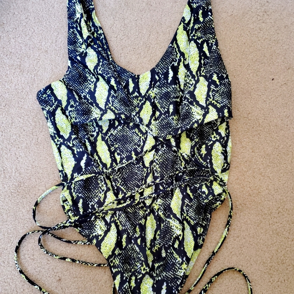 Fashion nova one piece deep cut swimsuit